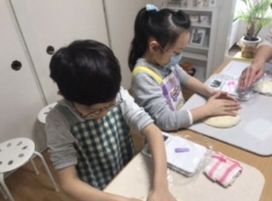 パンの生地を捏ねる