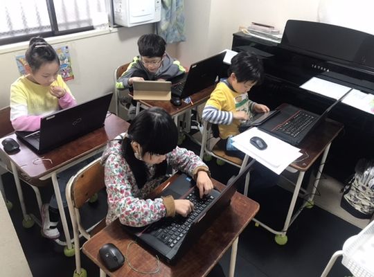 パソコンで調べ物学習をしている授業風景