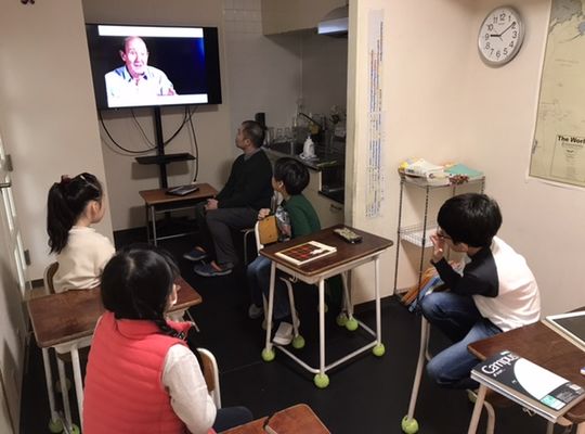 動画を見て学習している子供たち
